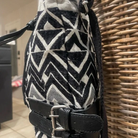 🔺SOLD🔺American Eagle Outfitters Black and White Graphic Tote casual chic - Picture 4 of 9